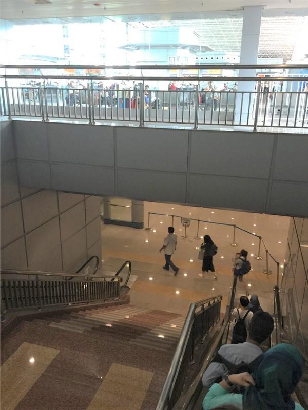 使用自动扶手电梯前往新山中央车站的出入境柜台