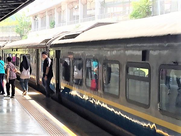 Take day train. Поезд Бангкок Сингапур. Поезд шаттл в Белграде. Туристический поезд Сингапур-Тайланд.