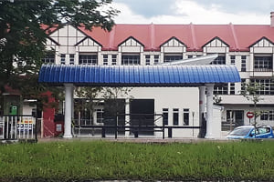 Perhentian bas di seberang pintu masuk utama UMP Gambangc Perhentian bas di seberang pintu masuk utama UMP Gambang