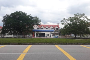 Perhentian bas di seberang pintu masuk utama UMP Gambang