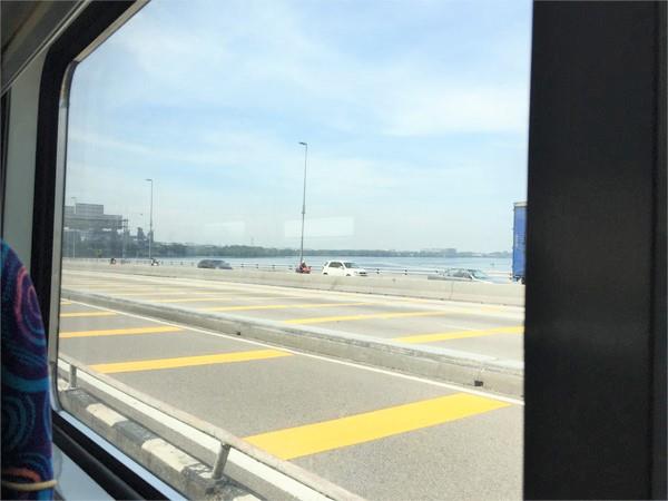 Pemandangan Jambatan dari Tingkap Tren JB ke Singapura